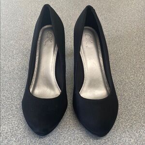 Classic Black Block Heel Pumps with Textured Fabric